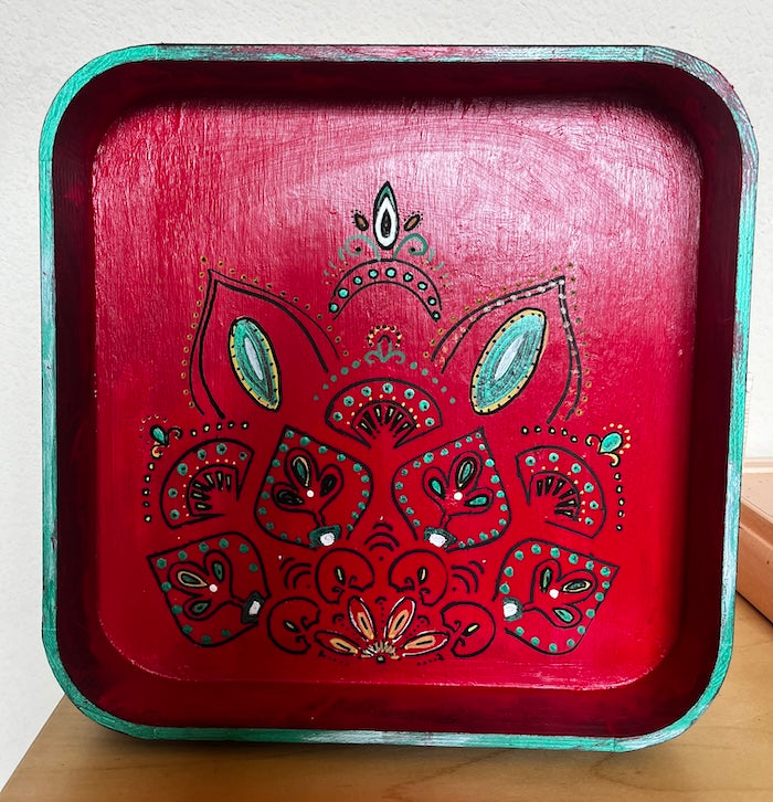 What to paint on a wooden tray?
