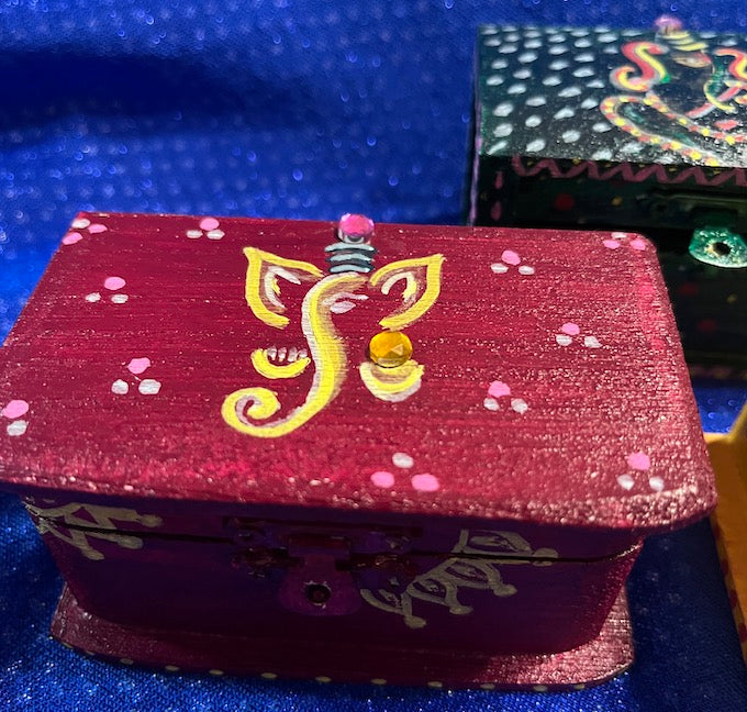 http://sinhascreations.com/cdn/shop/files/Ganeshagiftbox.jpg?v=1694647062