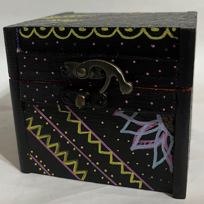 A pretty lid wood box