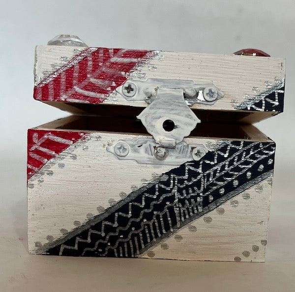 A pretty hand painted pattern Christmas gift box