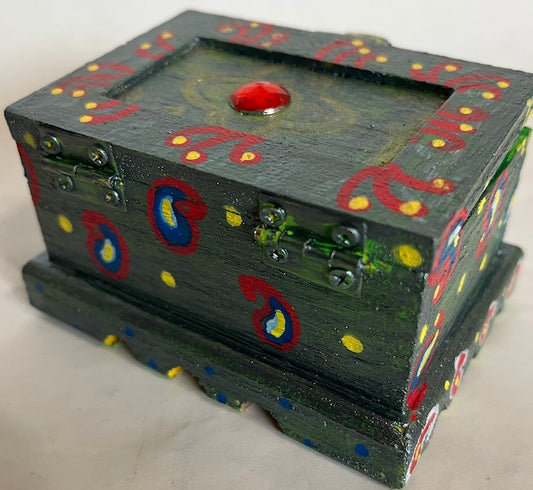 The Most Beautiful Box Ever: How to Decorate it with Gems