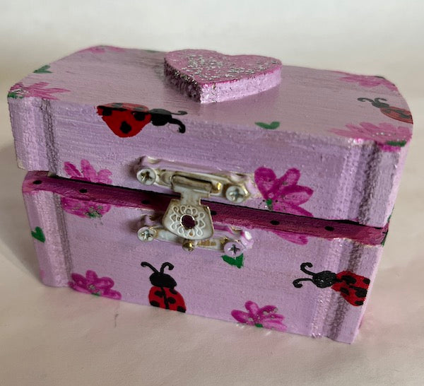 A glitter heart top purple gift box with lid