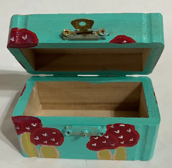A small box with lid
