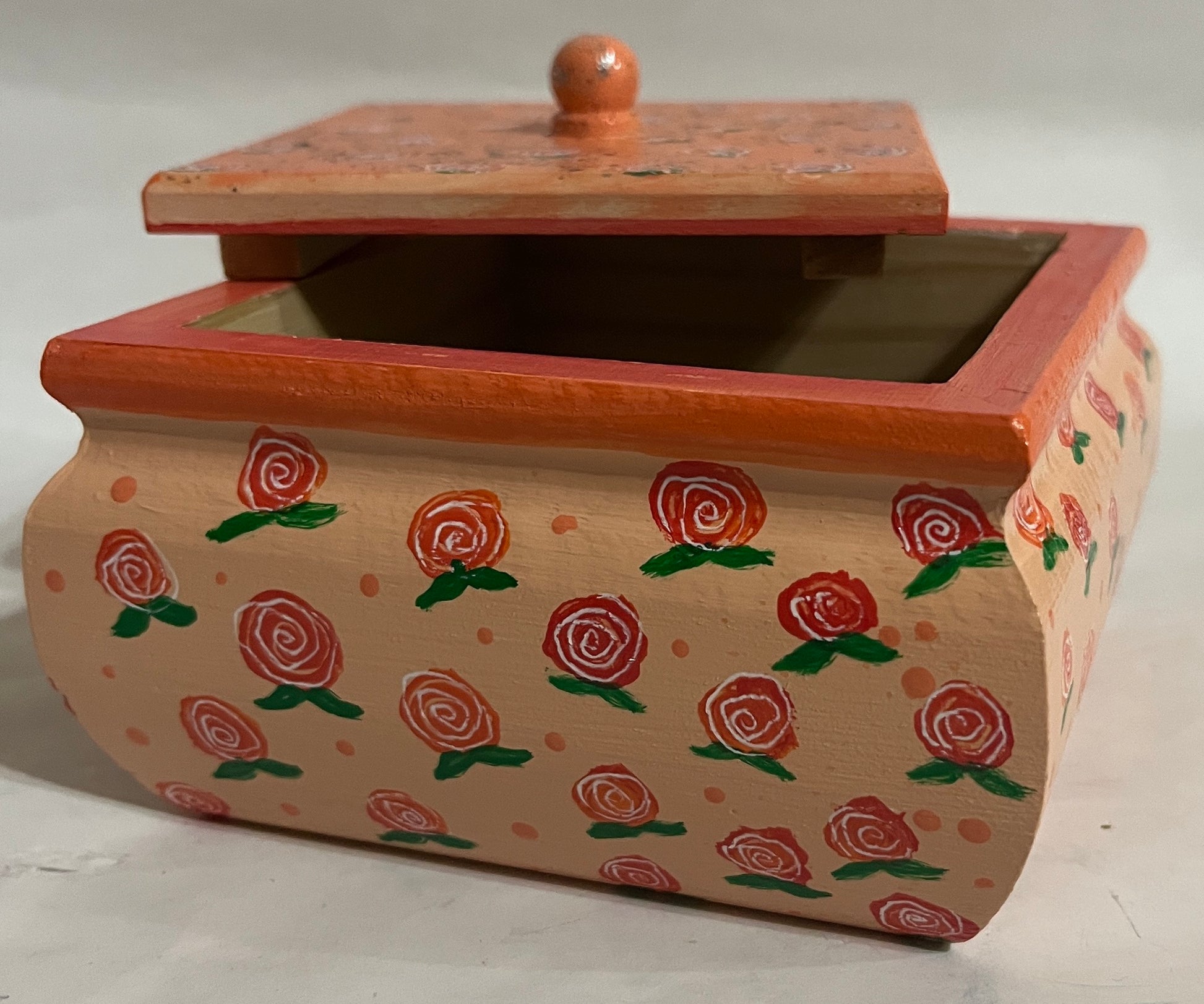 A cute rose box with pretty lid