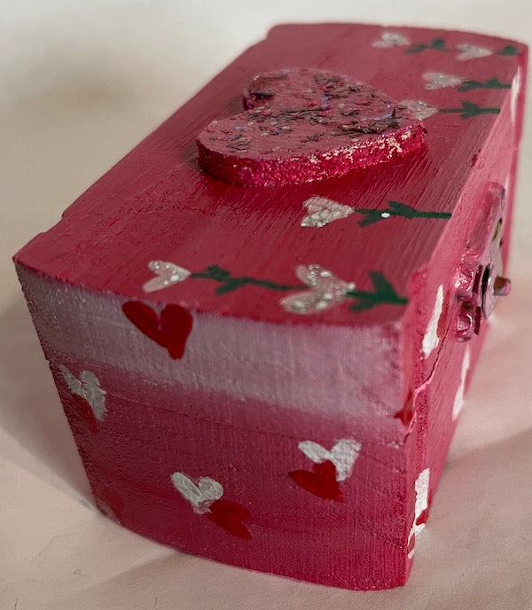 A pink glitter heart top box
